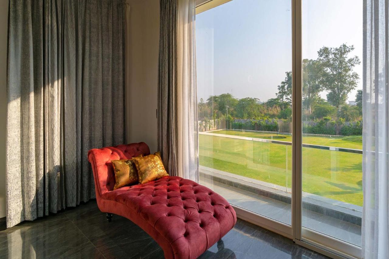 Stayvista At Le Blanc Escape W Outdoor Pool Sohna Exterior foto